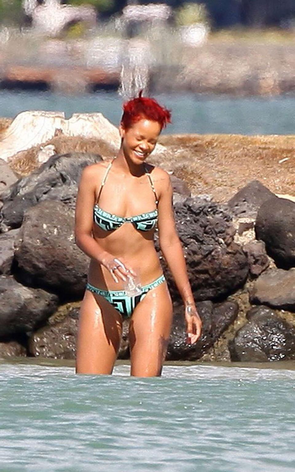 16P Rihanna expondo seu corpo sexy e bunda gostosa de biquíni na praia