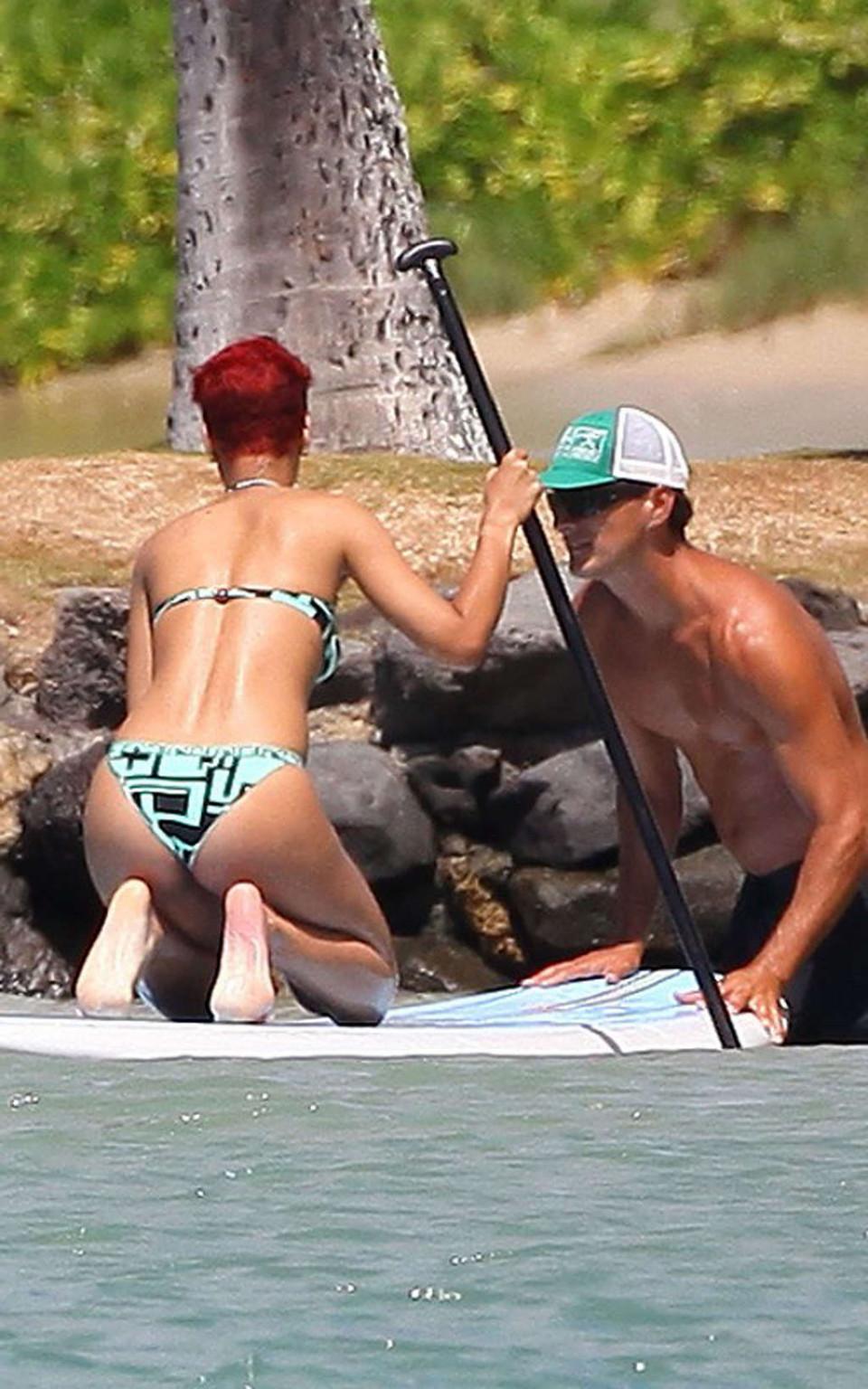 16P Rihanna expondo seu corpo sexy e bunda gostosa de biquíni na praia