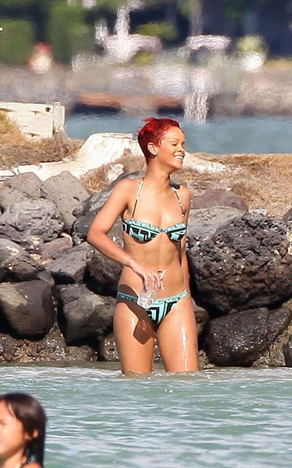 16P Rihanna expondo seu corpo sexy e bunda gostosa de biquíni na praia