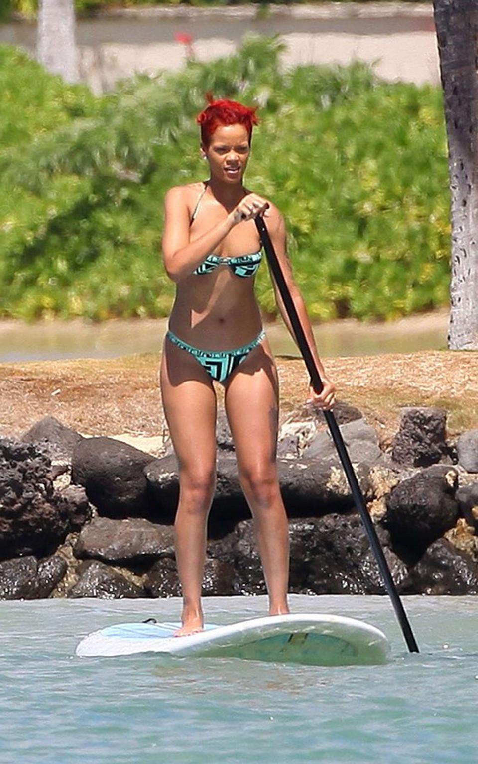 16P Rihanna expondo seu corpo sexy e bunda gostosa de biquíni na praia