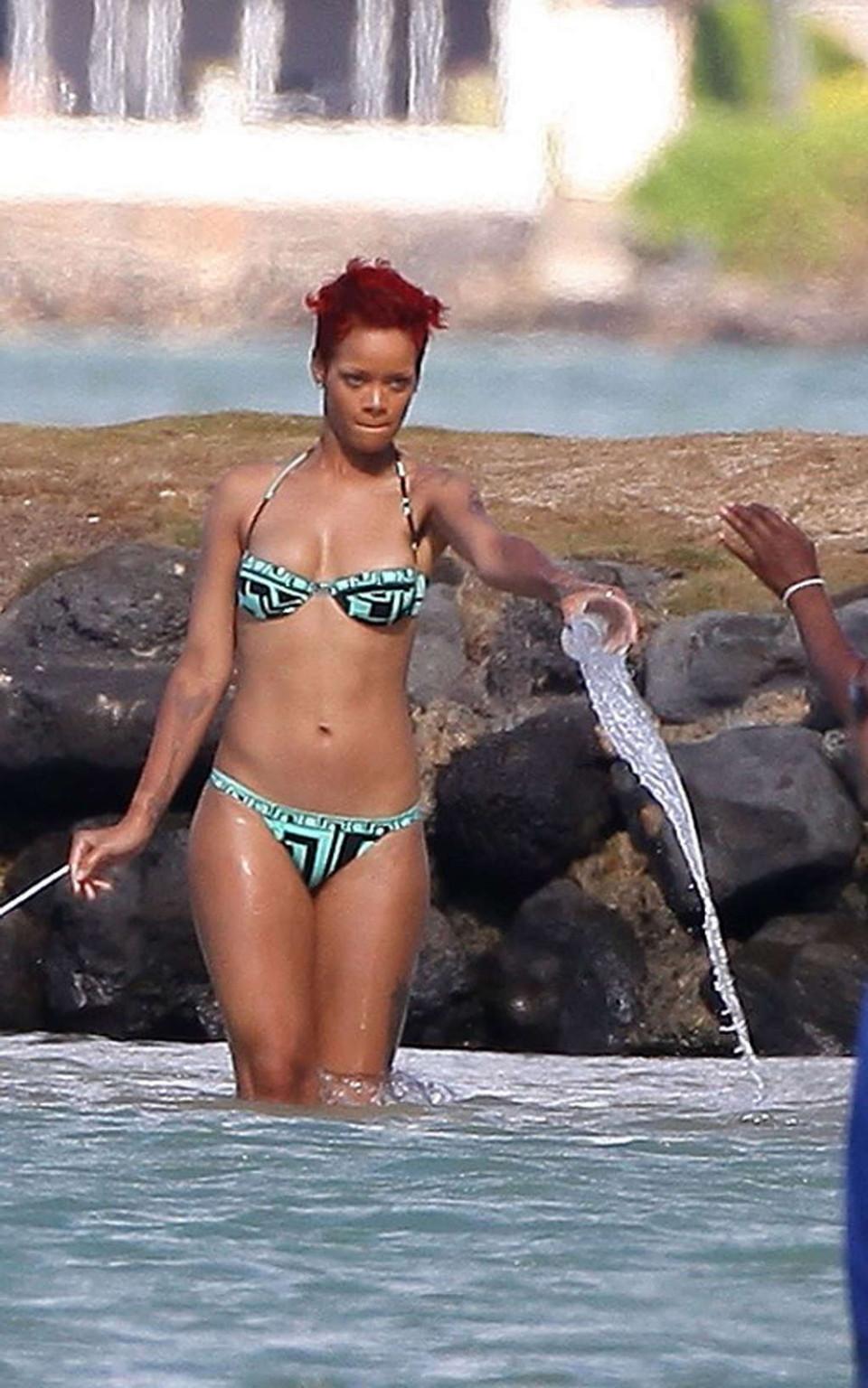 16P Rihanna expondo seu corpo sexy e bunda gostosa de biquíni na praia
