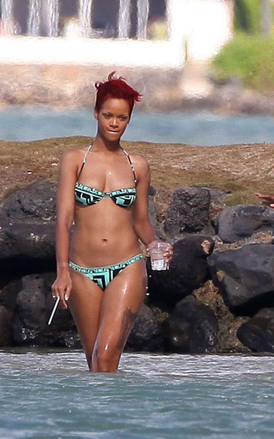 16P Rihanna expondo seu corpo sexy e bunda gostosa de biquíni na praia