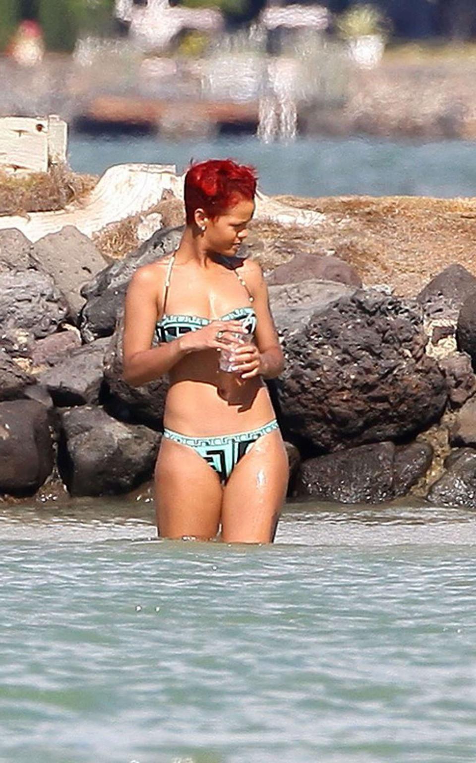 16P Rihanna expondo seu corpo sexy e bunda gostosa de biquíni na praia