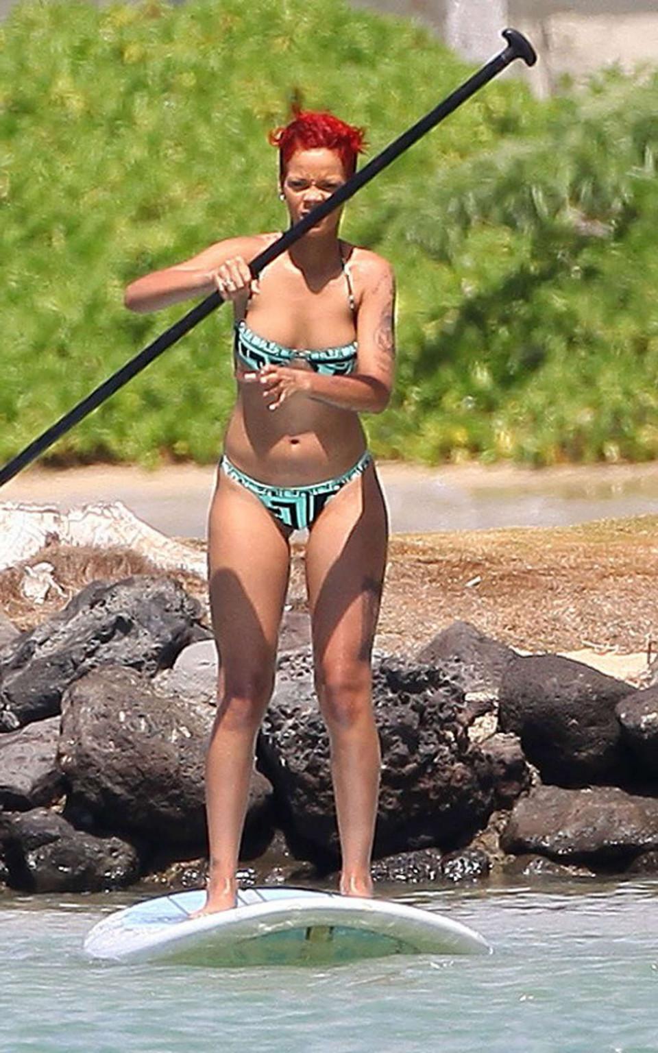 16P Rihanna expondo seu corpo sexy e bunda gostosa de biquíni na praia