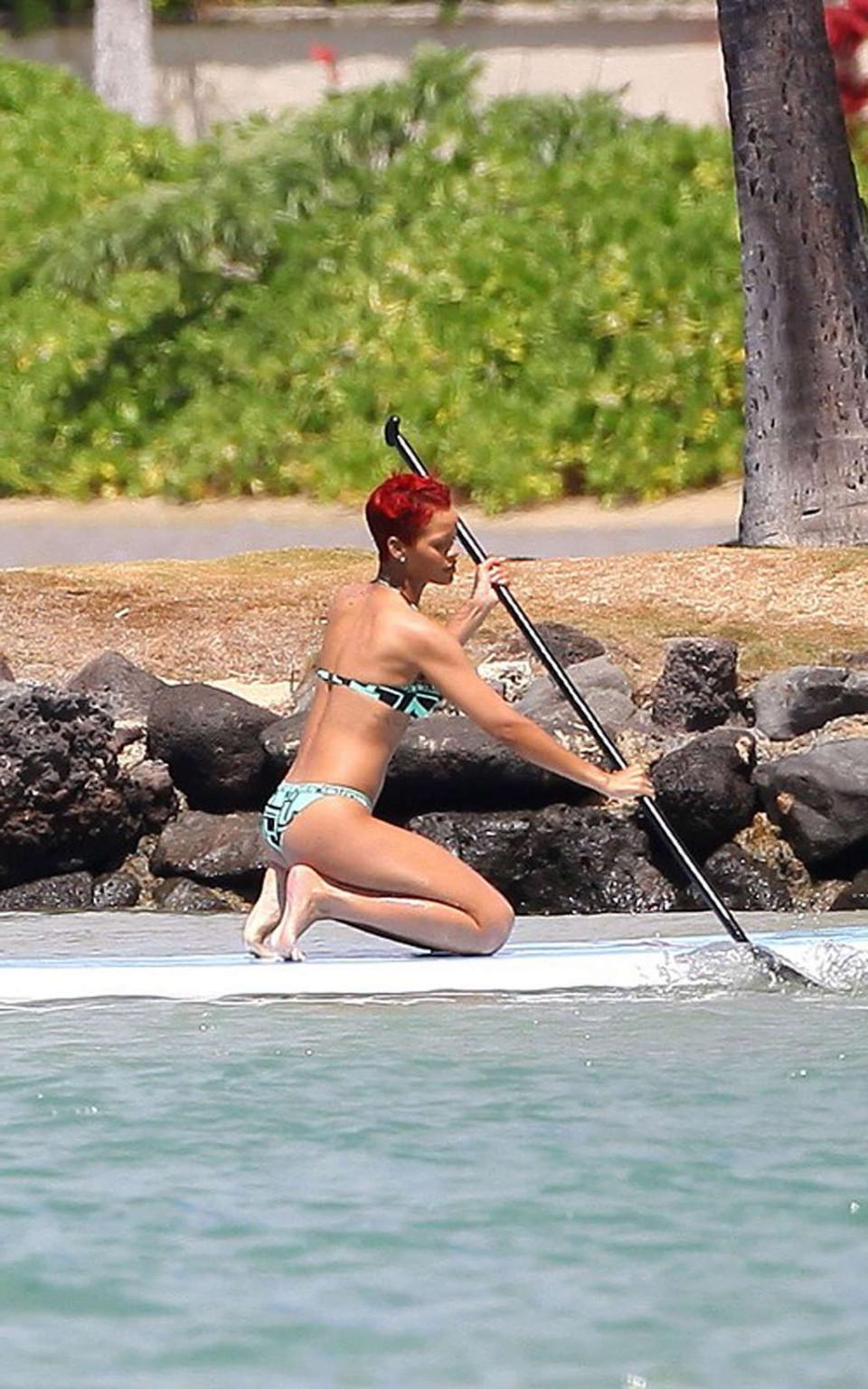 16P Rihanna expondo seu corpo sexy e bunda gostosa de biquíni na praia