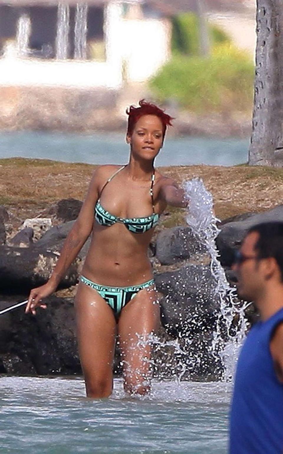 16P Rihanna expondo seu corpo sexy e bunda gostosa de biquíni na praia