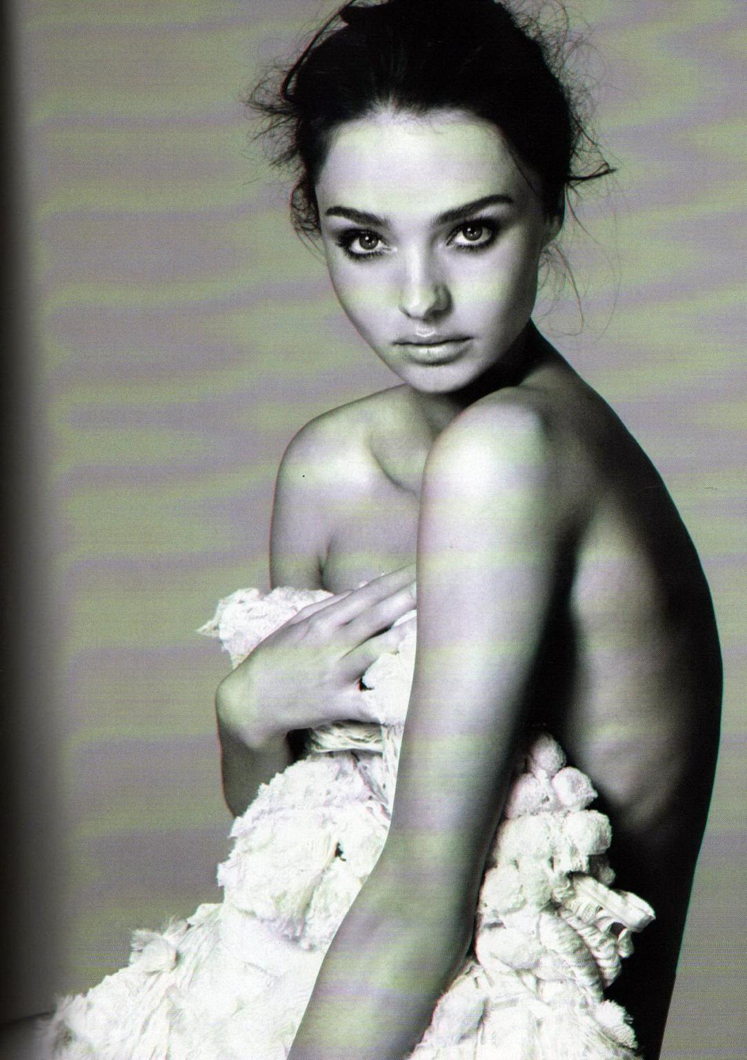 15P Miranda Kerr posing nude for Italian Vogue magazine - September 3-D issue