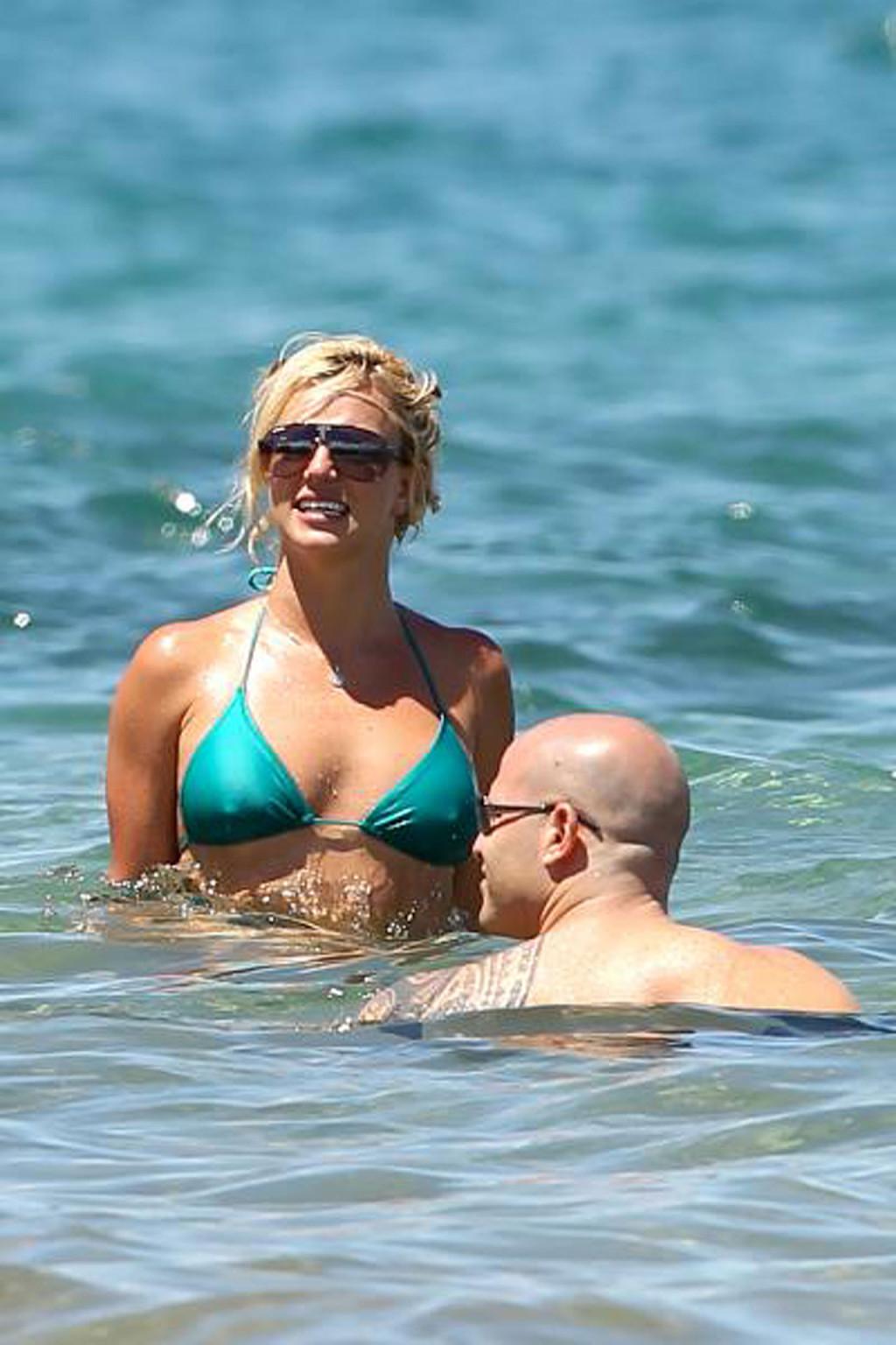 16P Britney Spears exposing her sexy body and hot ass in green bikini on beach