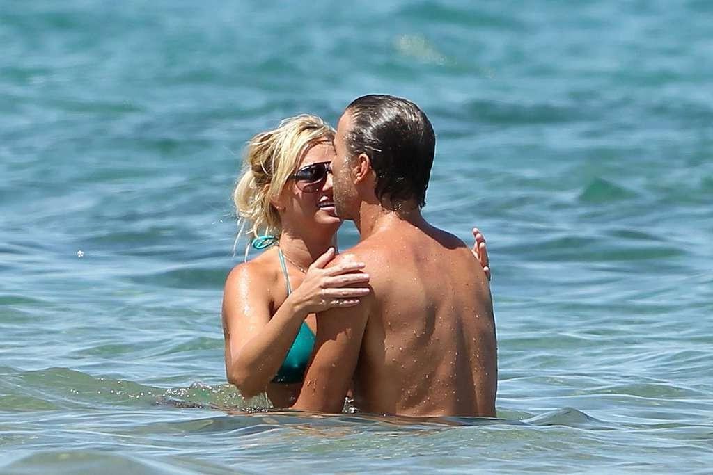 10P Britney Spears in green bikini on beach trying to fuck with her boyfriend in wat