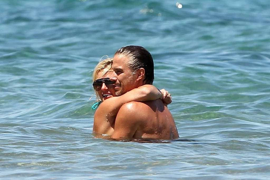 10P Britney Spears in green bikini on beach trying to fuck with her boyfriend in wat