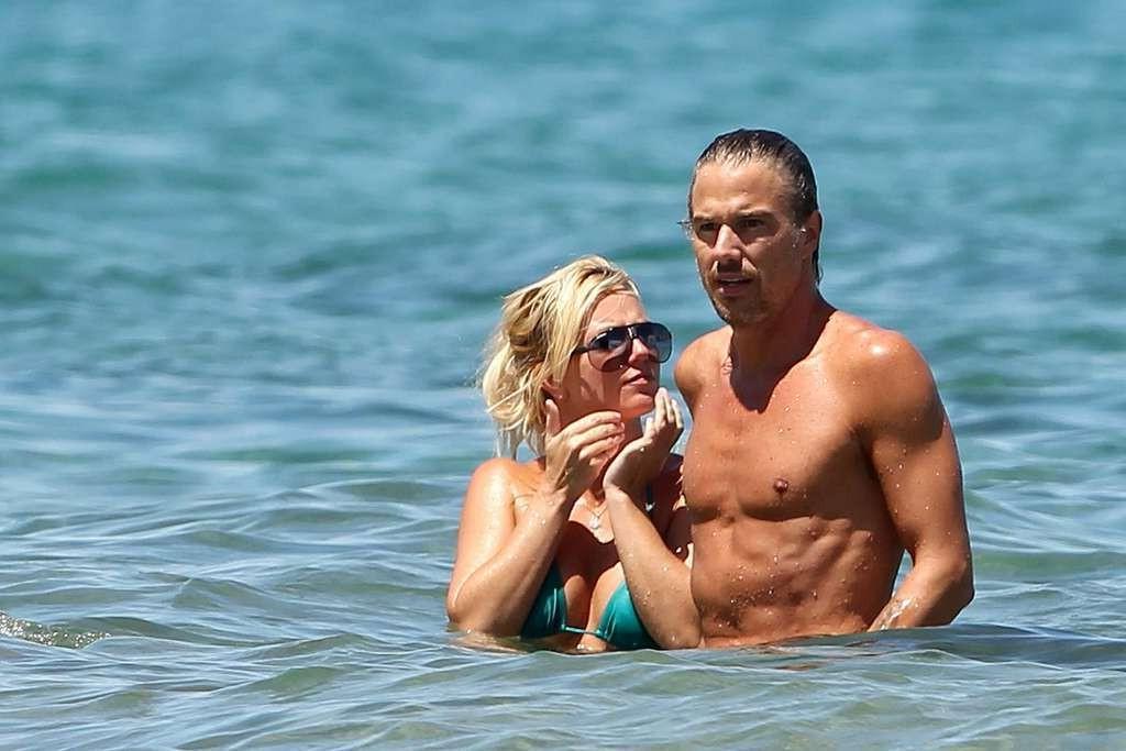 10P Britney Spears in green bikini on beach trying to fuck with her boyfriend in wat