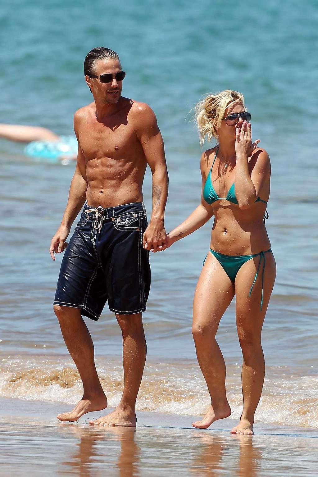 10P Britney Spears in green bikini on beach trying to fuck with her boyfriend in wat