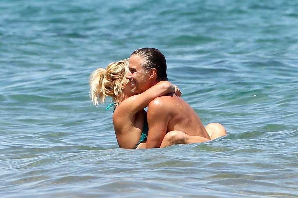 10P Britney Spears in green bikini on beach trying to fuck with her boyfriend in wat