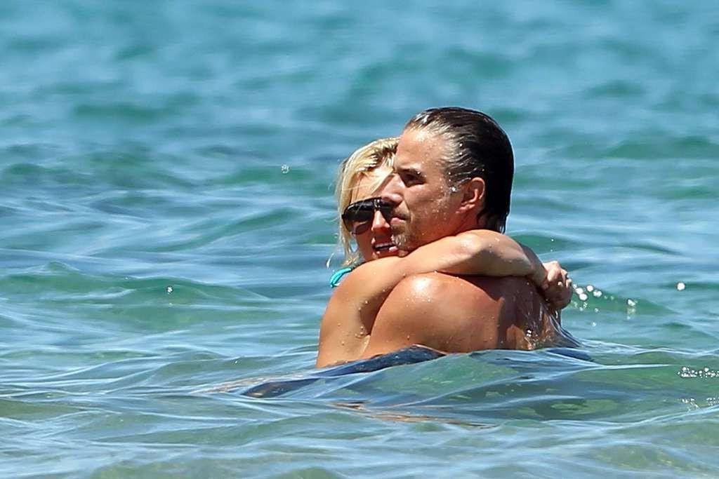 10P Britney Spears in green bikini on beach trying to fuck with her boyfriend in wat