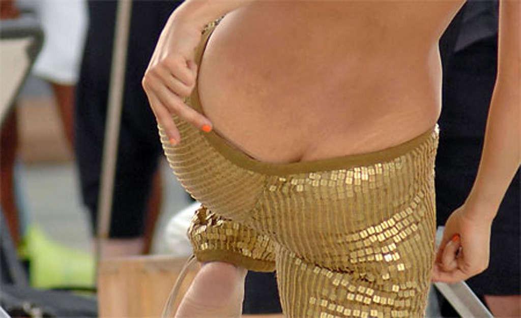 16P Shakira exposing her fucking sexy body and nice abdominal muscles