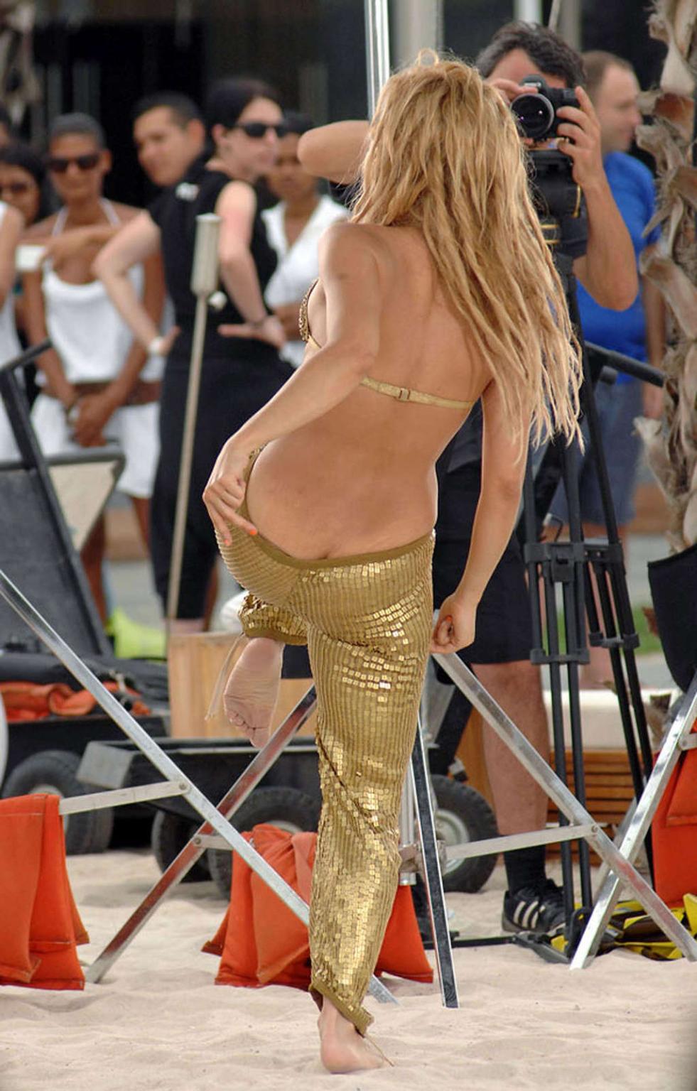 16P Shakira exposing her fucking sexy body and nice abdominal muscles