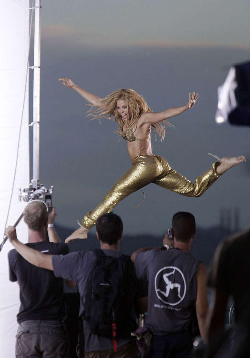 16P Shakira exposing her fucking sexy body and nice abdominal muscles