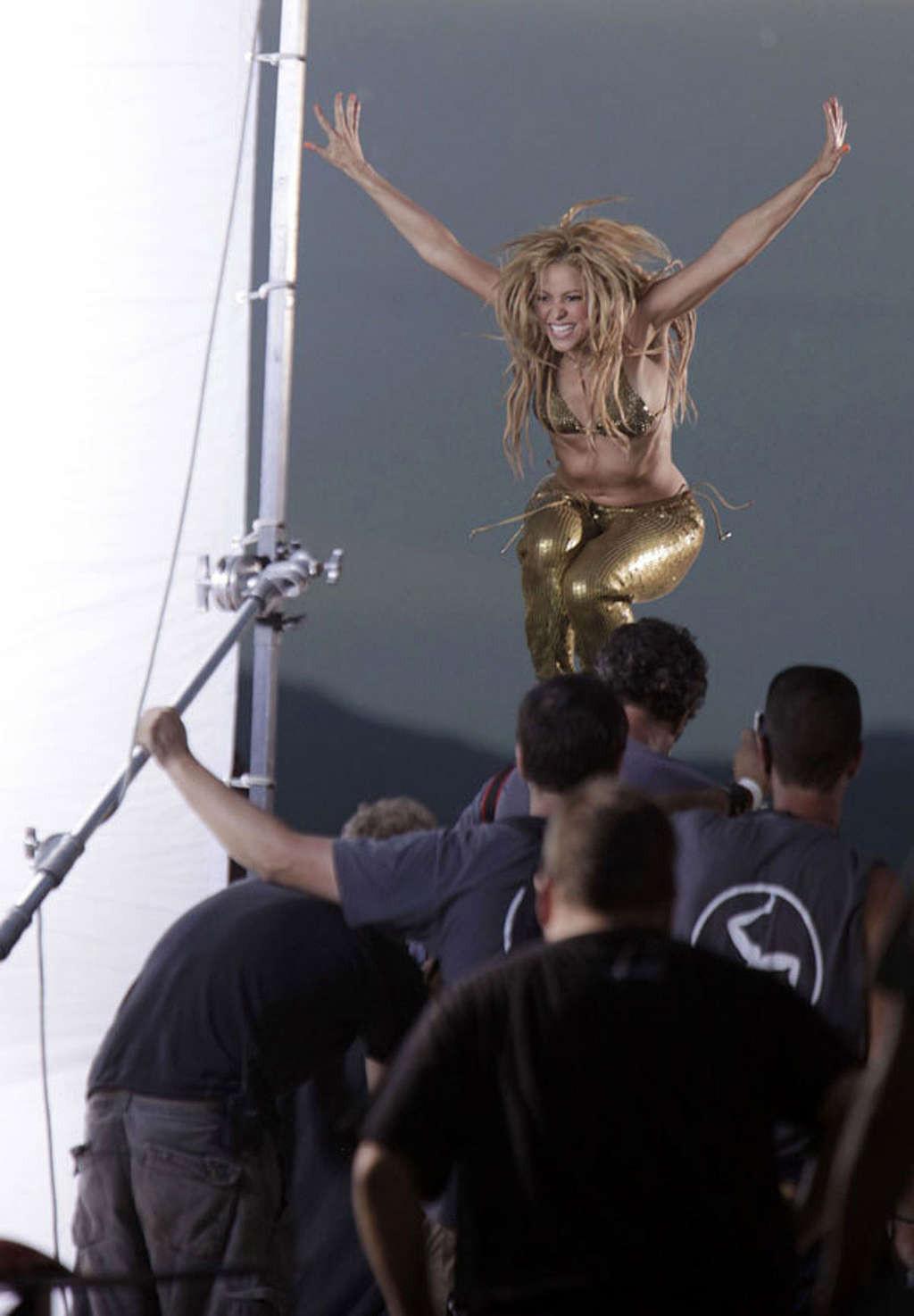 16P Shakira exposing her fucking sexy body and nice abdominal muscles
