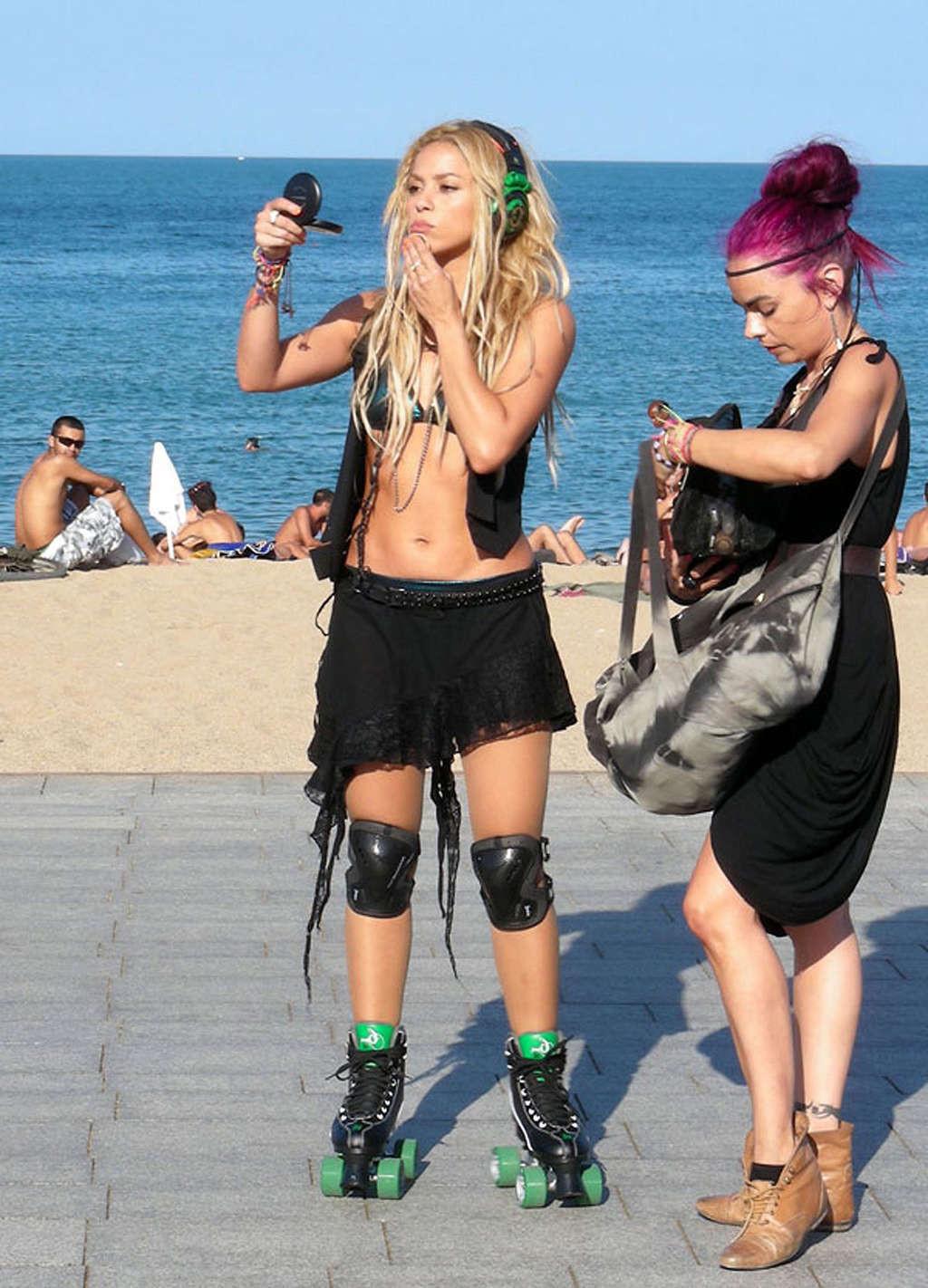 16P Shakira exposing her fucking sexy body and nice abdominal muscles