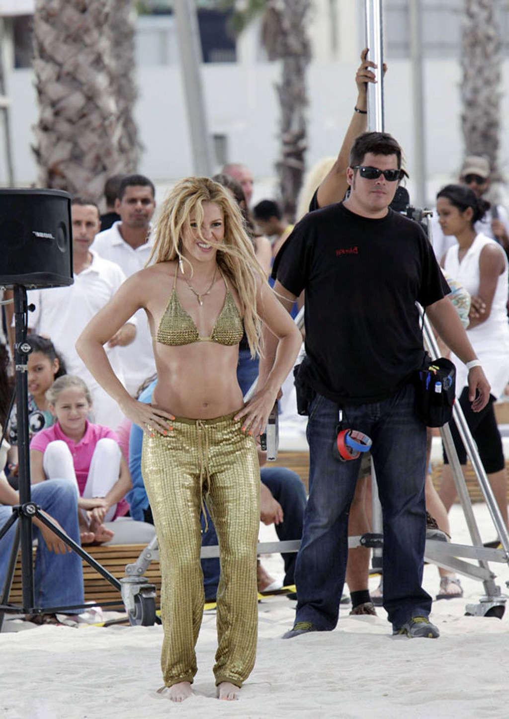 16P Shakira exposing her fucking sexy body and nice abdominal muscles