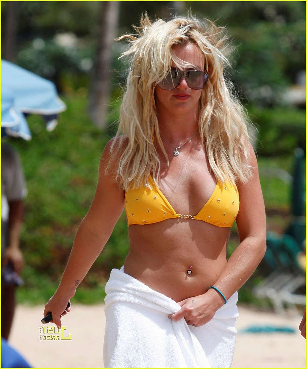 16P Britney Spears exposing her fucking sexy body and hot ass in bikini