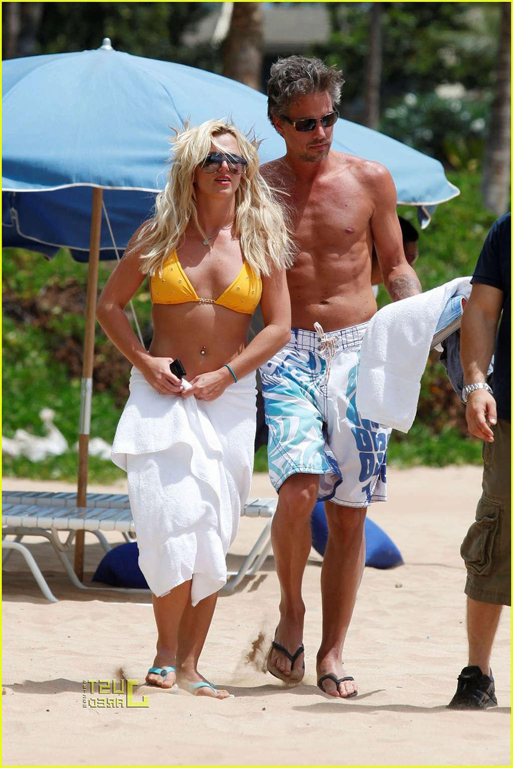 16P Britney Spears exposing her fucking sexy body and hot ass in bikini