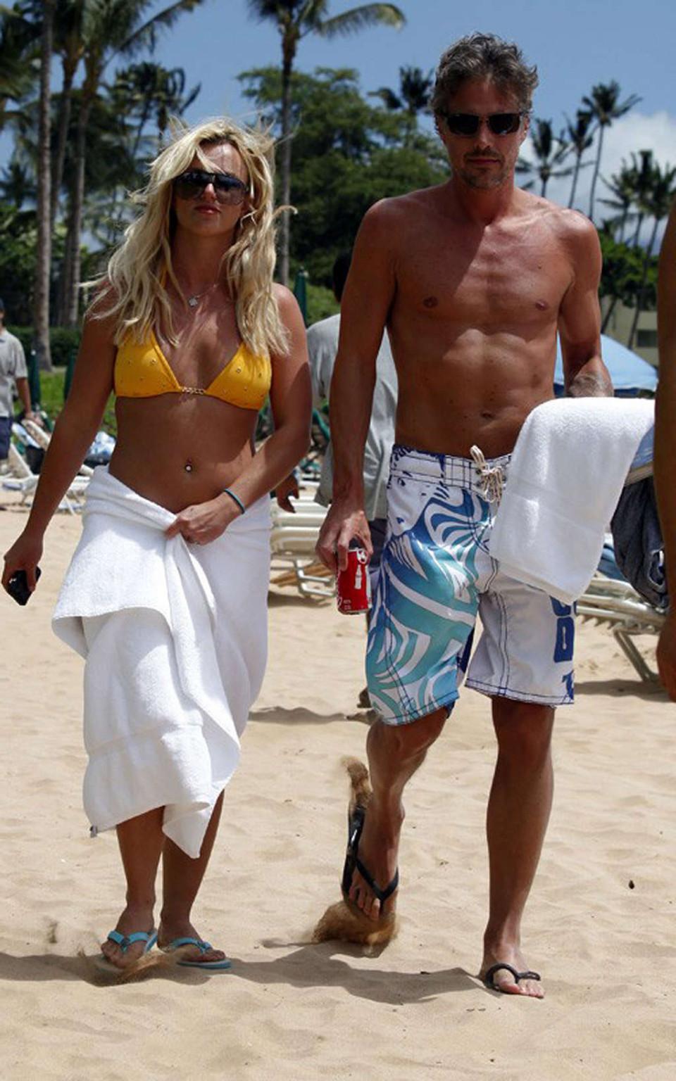 16P Britney Spears exposing her fucking sexy body and hot ass in bikini