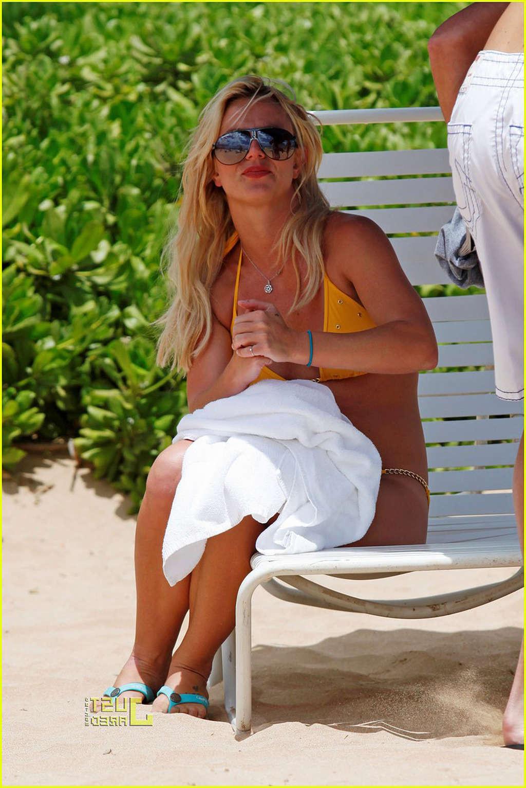 16P Britney Spears exposing her fucking sexy body and hot ass in bikini