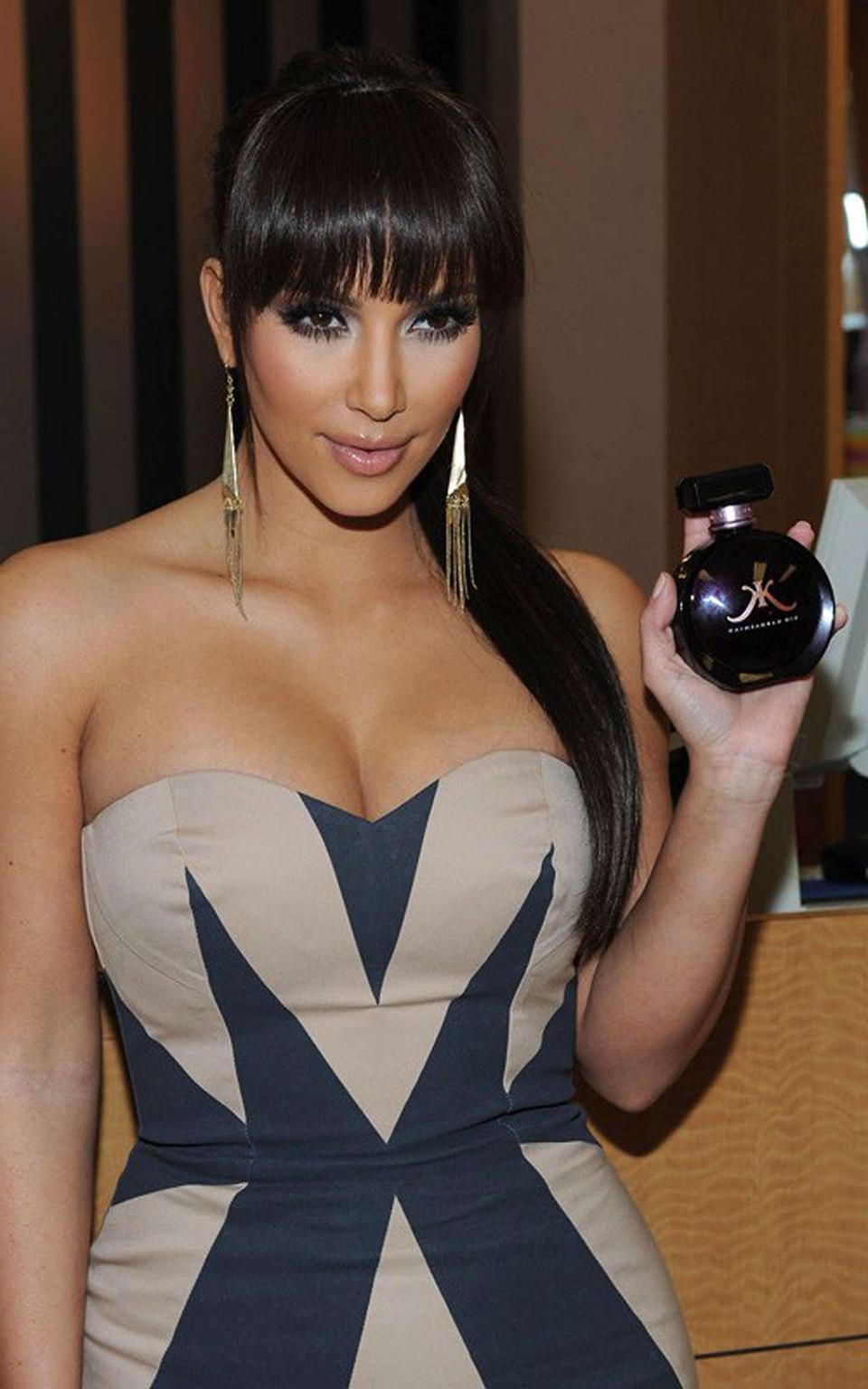 16P Kim Kardashian exposing her sexy body and fucking huge boobs