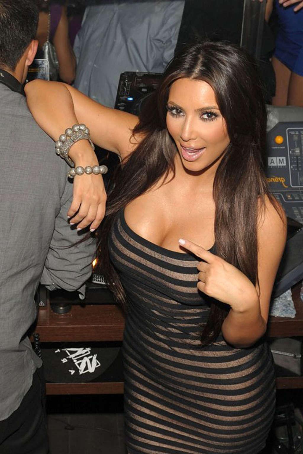 16P Kim Kardashian exposing her sexy body and fucking huge boobs