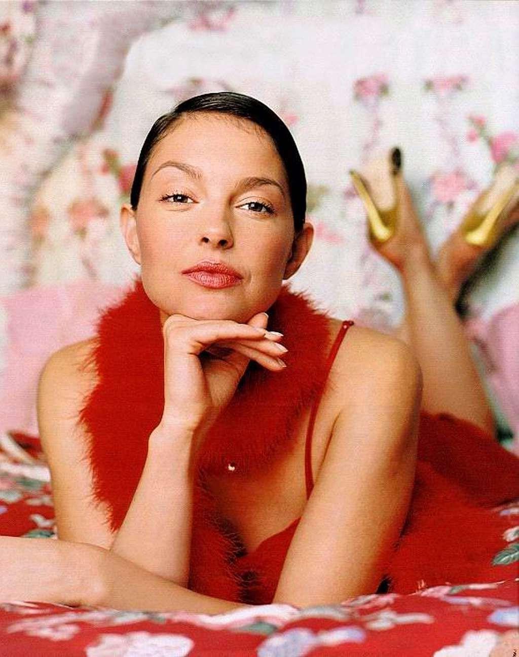 16P Ashley Judd showing her nice tits and great ass in nude movie scenes