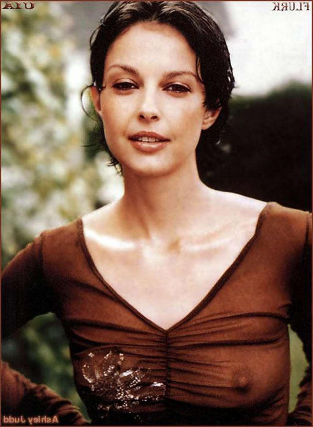 16P Ashley Judd showing her nice tits and great ass in nude movie scenes
