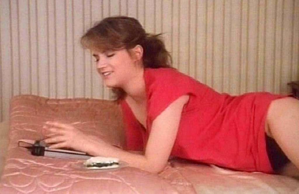 10P Jennifer Jason Leigh exposing her nice tits and posing sexy