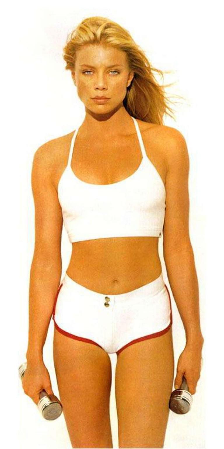 16P Peta Wilson exposing her nice big tits and posing nude in toilet
