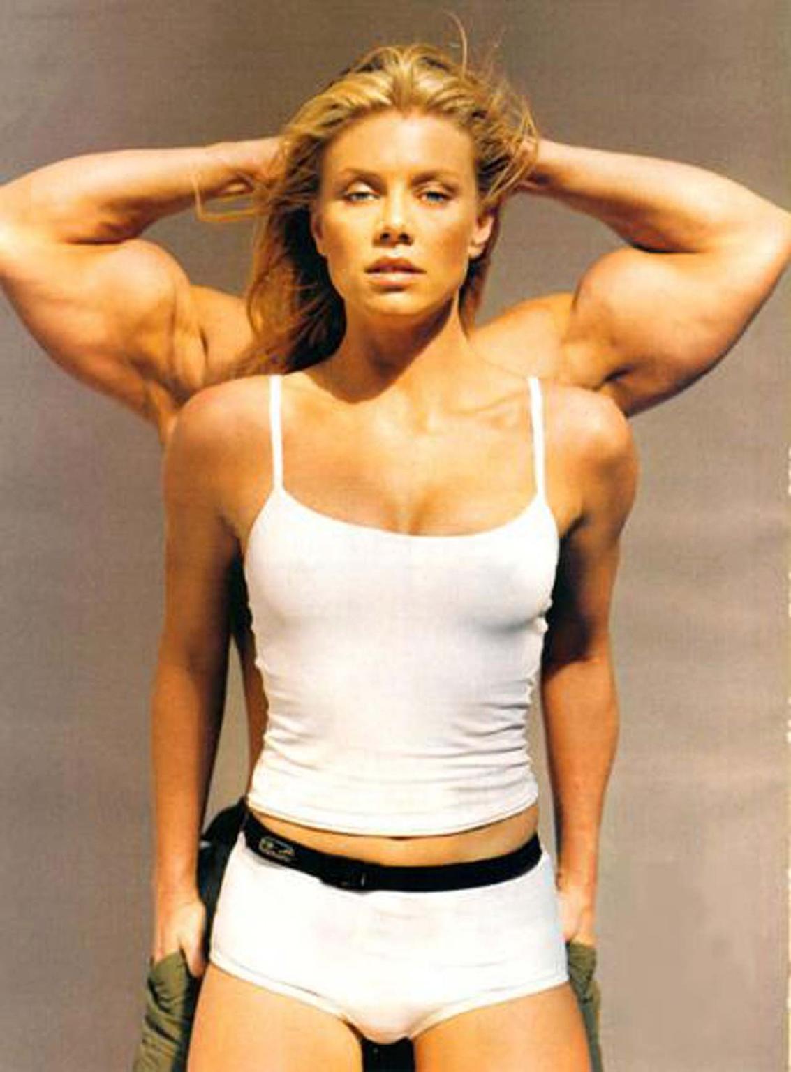 16P Peta Wilson exposing her nice big tits and posing nude in toilet