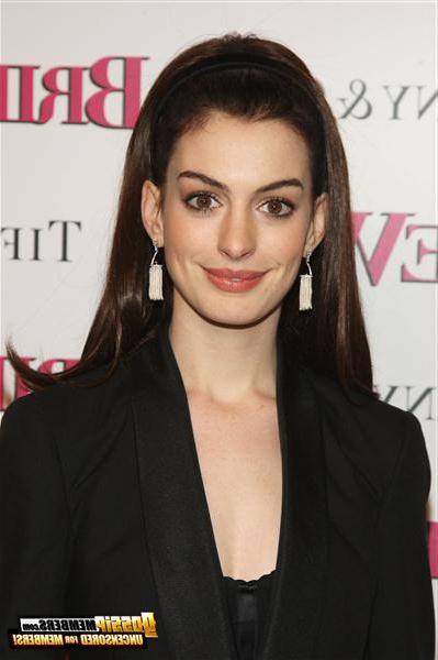 15P Anne Hathaway's mouth-watering nude pics and more