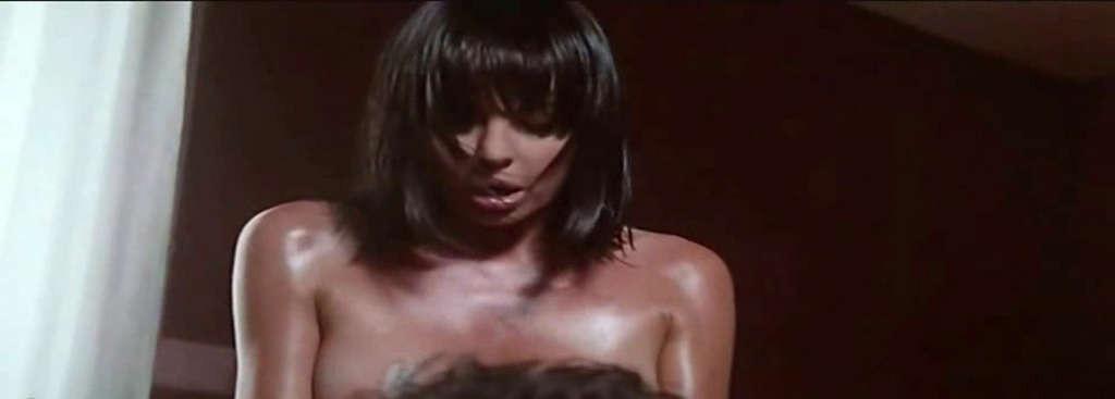 16P Alba Parietti exposing her nice tits and fucking in nude movie scene