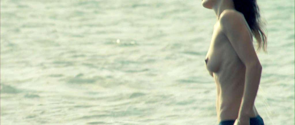 10P Elena Anaya showing her nice big tits and diving topless in water