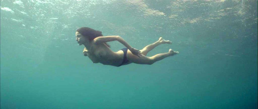 10P Elena Anaya showing her nice big tits and diving topless in water