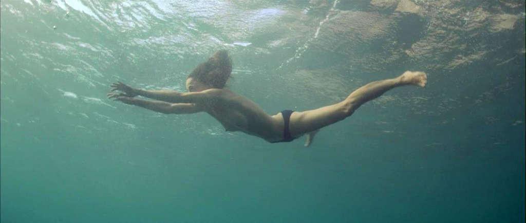 10P Elena Anaya showing her nice big tits and diving topless in water