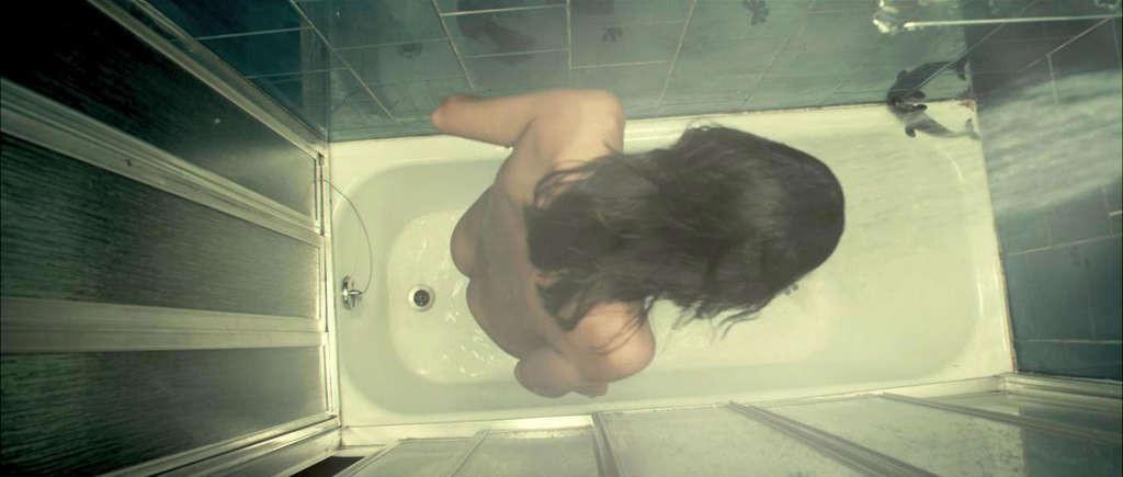 10P Elena Anaya showing her nice big tits and diving topless in water