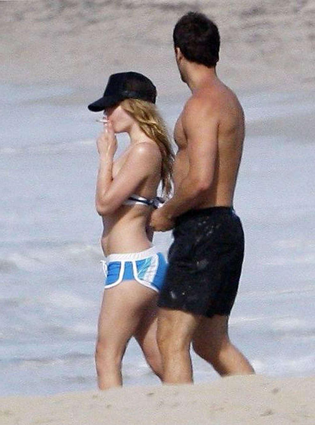 16P Avril Lavigne very sexy and hot bikini and nipple slip paparazzi photos