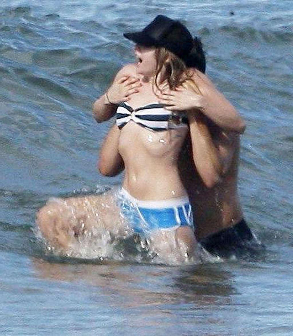 16P Avril Lavigne very sexy and hot bikini and nipple slip paparazzi photos