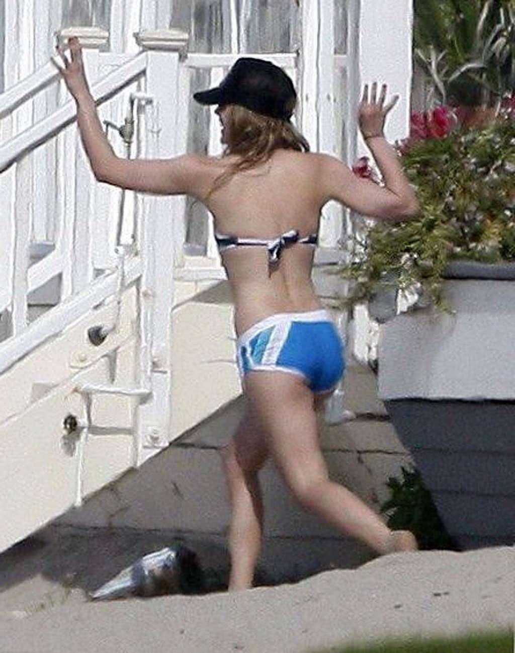 16P Avril Lavigne very sexy and hot bikini and nipple slip paparazzi photos