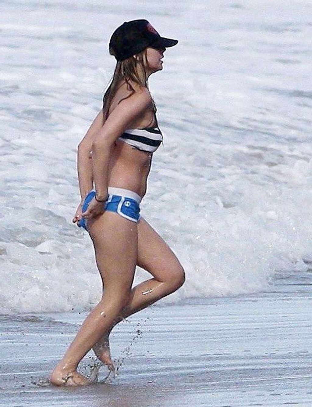16P Avril Lavigne very sexy and hot bikini and nipple slip paparazzi photos