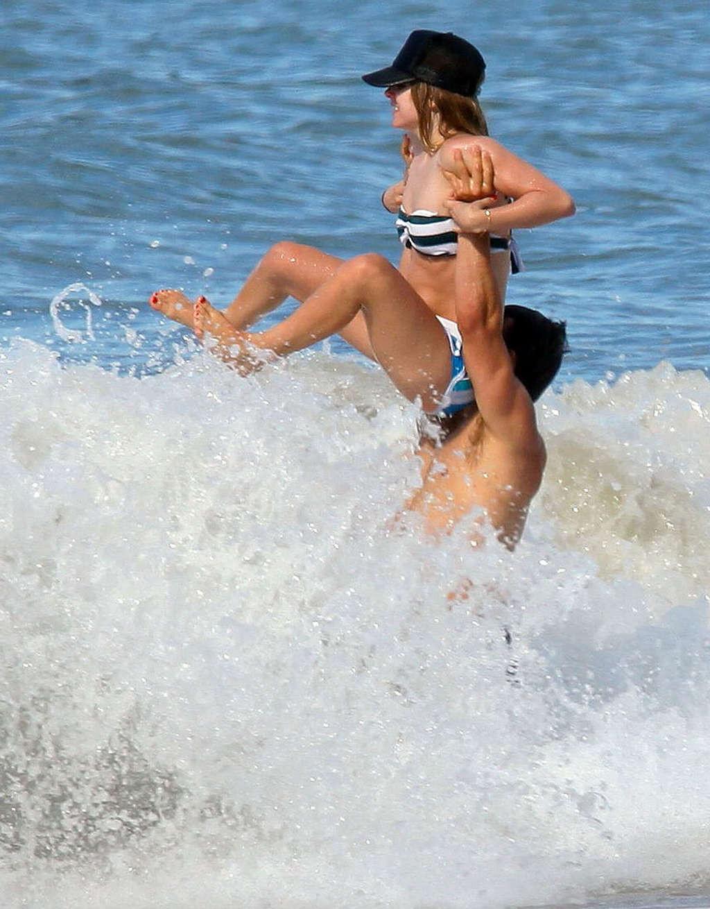 16P Avril Lavigne very sexy and hot bikini and nipple slip paparazzi photos