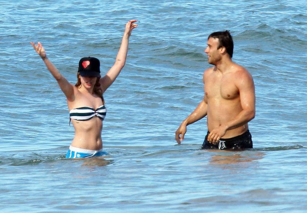 16P Avril Lavigne very sexy and hot bikini and nipple slip paparazzi photos