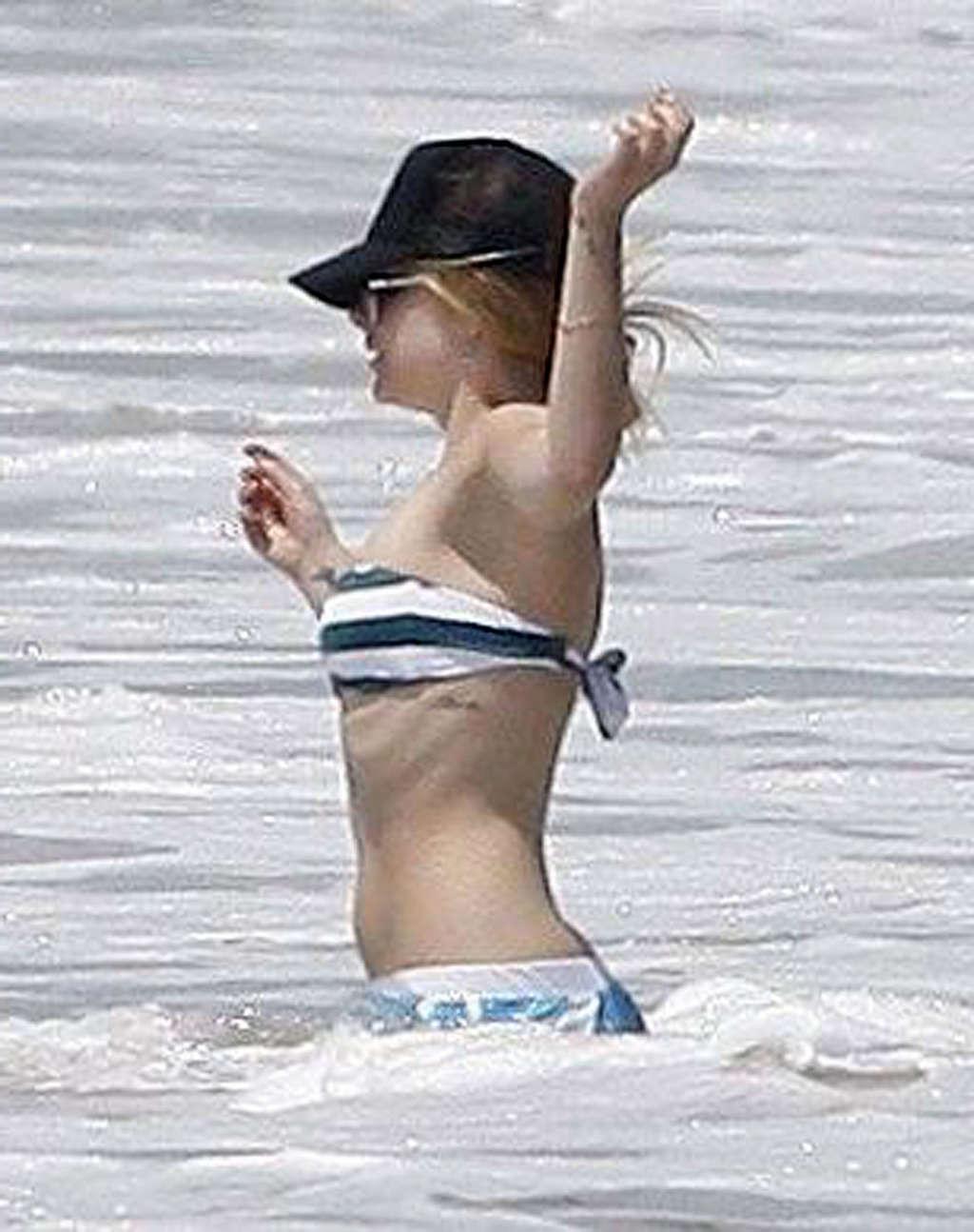 16P Avril Lavigne very sexy and hot bikini and nipple slip paparazzi photos