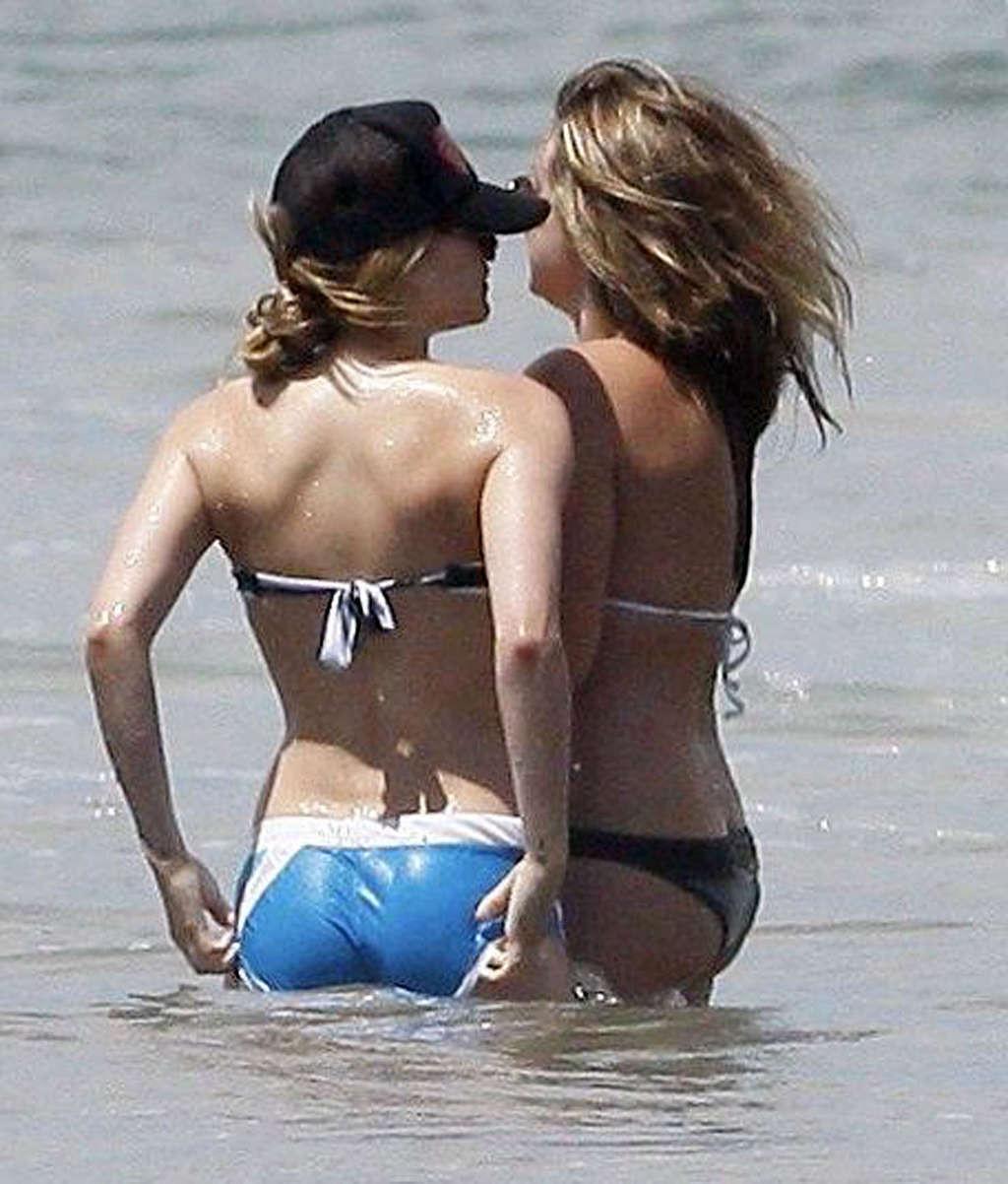 16P Avril Lavigne very sexy and hot bikini and nipple slip paparazzi photos