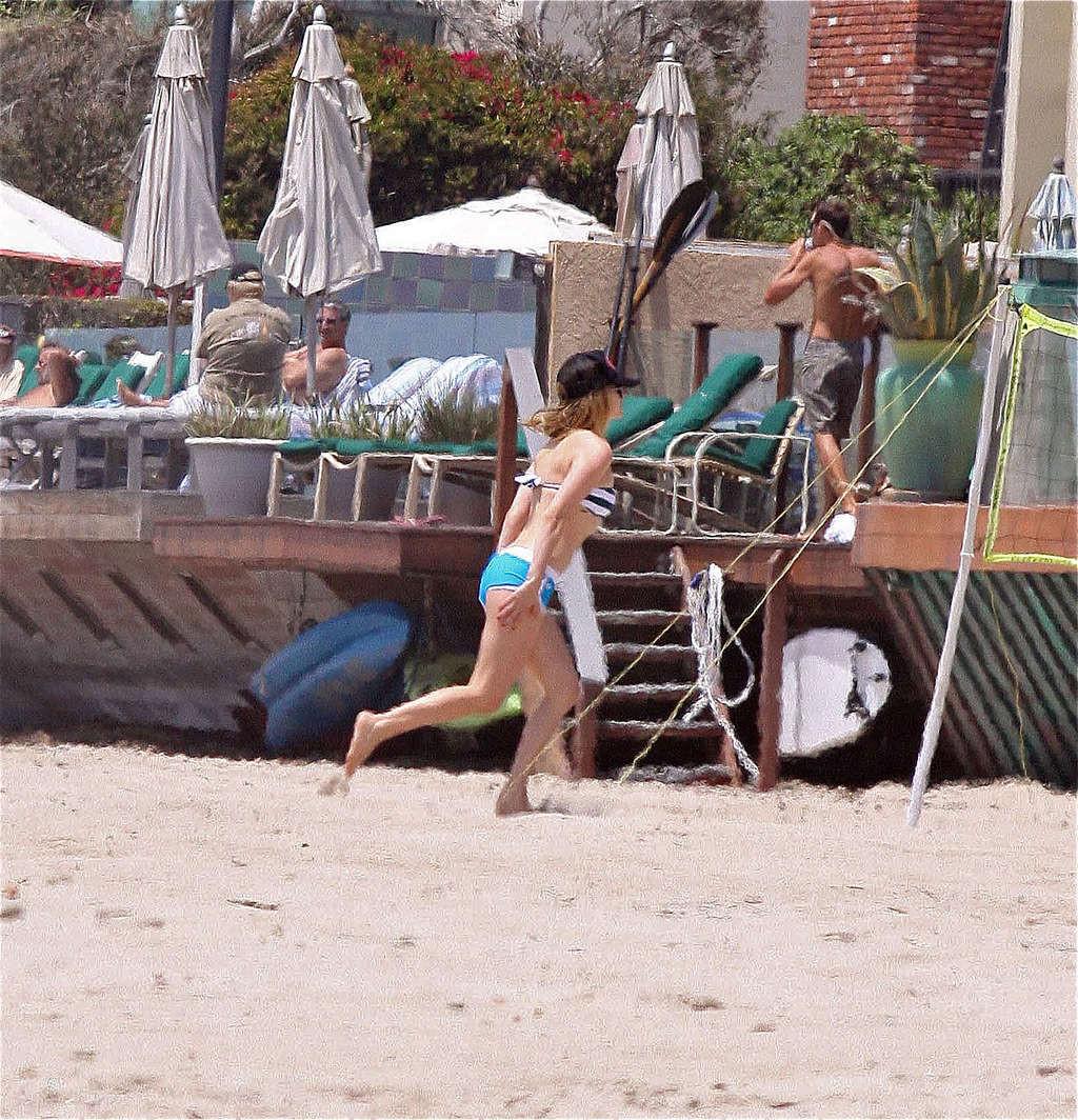 15P Avril Lavigne very sexy and hot bikini and nipple slip paparazzi photos